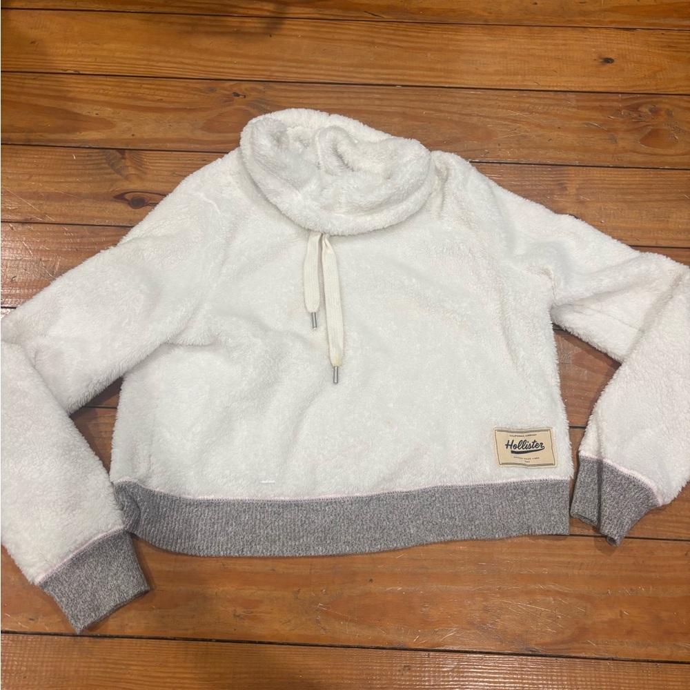 (433) +HOLLISTER FLUFFY JACKET